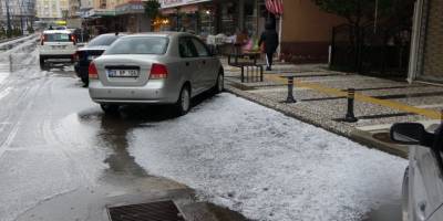 Manavgat'a yağan dolu ilçeyi beyaza bürüdü