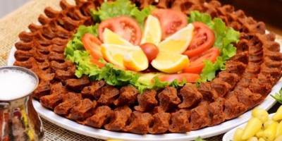 Çiğ köfte "acılı" olduğu gerekçesiyle iş yeri çalışanını darbetti