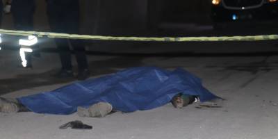 Talihsiz moto kurye kamyonetin altında 650 metre sürüklenmiş