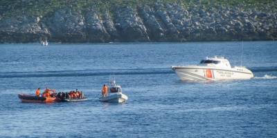 Çeşme açıklarında 24 göçmen kurtarılırken, 50 göçmen de yakalandı