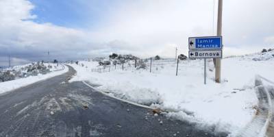 İzmir'in yüksek kesimleri beyaza büründü