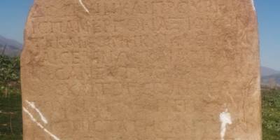 Tarlada Roma döneminden kalma kitabe bulundu