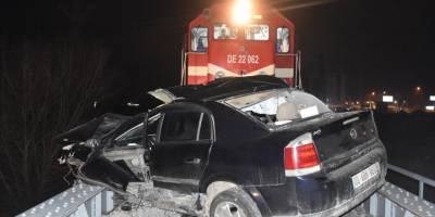 Afyonkarahisar'da yolcu treni, sürücüsünün terk ettiği otomobile çarptı