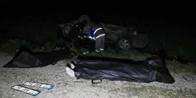 Elektrik direğine çarpan otomobil tarlaya devrildi: 2 ölü