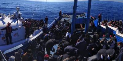 İzmir açıklarında 588 düzensiz göçmen karaya çıkarıldı