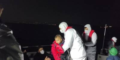 Lastik botla sürüklenen 23 göçmen kurtarıldı