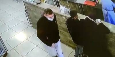 Önce sipariş verdi, sonra herkesin içinde 2 tane telefonu böyle çaldı