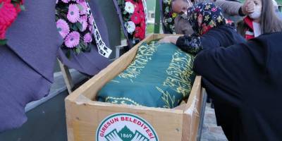 Bıçaklanarak öldürülen 16 yaşındaki kızının tabutuna sarılarak gözyaşı döktü