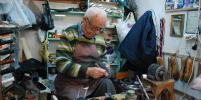 Çeşme’nin tek ayakkabı tamircisi Naci Usta