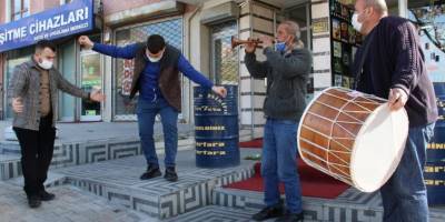 Ankaralı esnaf kontrollü normalleşmeyi davul ve zurna ile kutladı