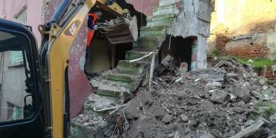 İzmir’de metruk sinagogdan kopan taş parçaları evin duvarını yıktı: 1 yaralı
