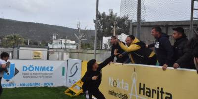 Tribünden inip top toplayıcısına saldırdı