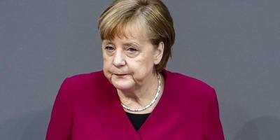 Angela Merkel, yanında koruması varken cüzdanını çaldırdı