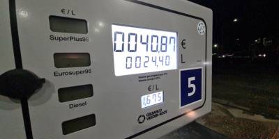 Belçika'da vatandaşlar akaryakıt istasyonları önünde uzun kuyruklar oluştu