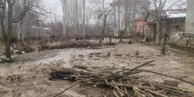 Gölet taştı, köydeki evleri su bastı