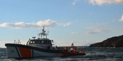 Ayvalık’ta bir adada mahsur kalan 33 mülteciyi Sahil Güvenlik ekipleri kurtardı