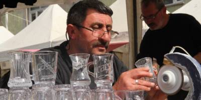 Şehir şehir gezerek 40 yıldır cama sanatını işliyor