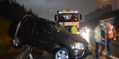 TEM Otoyolu'nda cip ile otomobil çarpıştı, 1'i ağır 2 kişi yaralandı