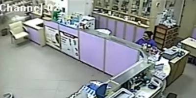 Ankara’da nöbetçi eczaneyi bıçakla soymaya kalkışan kişinin yakalanma anı kameralarda