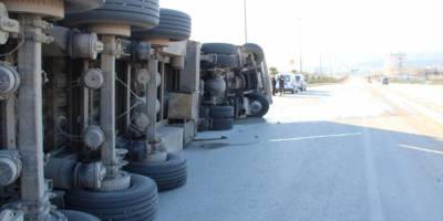 Dinar'da saman yüklü tır devrildi