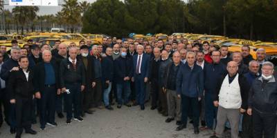 İzmir havaalanında toplanan taksicilerden taşıma ihalesine tepki