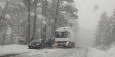 Kazdağları'nda aniden bastıran kar sürücülere zor anlar yaşattı