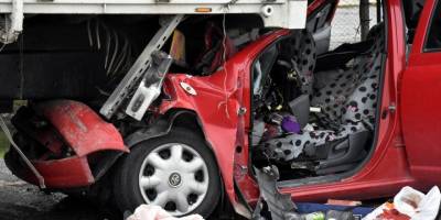 Muğla'da saman yüklü kamyonun altına giren otomobil sürücü ağır yaralandı