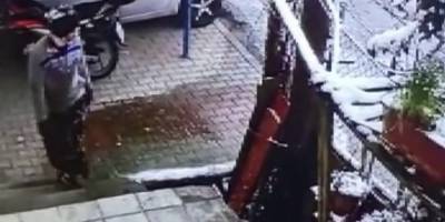 Sultanbeyli’de kar yağışına rağmen kapı önünde ne buldularsa çaldılar