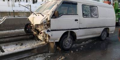 Esenyurt'ta direksiyon hakimiyetini kaybeden sürücü gişe bariyerine çarptı