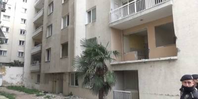 Depremde hasar gören binada üzerine asansör düşen kişi hayatını kaybetti