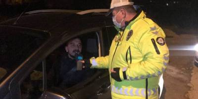 Alkol uygulamasına kendi alkolmetre aparatıyla girdi