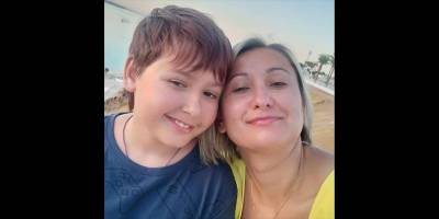 Rus bombardımanında ölen Ukraynalı anne ve oğul yaşadıkları sitenin bahçesine gömüldü