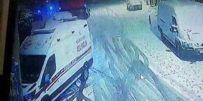 İstanbul Kartal’da karda kayan tır iki araca çarparak durabildi