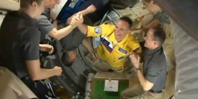 Rus kozmonotlar, Ukrayna temalı kıyafetlerle Uluslararası Uzay İstasyonu'na çıktı