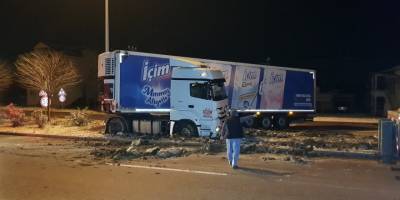 Buzlu yolda kayan tır makas kesti