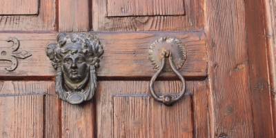 Tarihi kapı tokmakları sadece süs değil, birer emoji