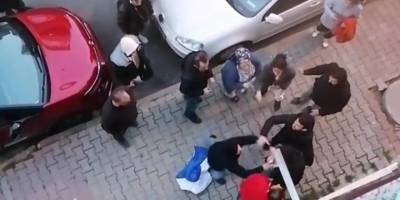 Taciz şüphelisini dövüp polise teslim ettiler