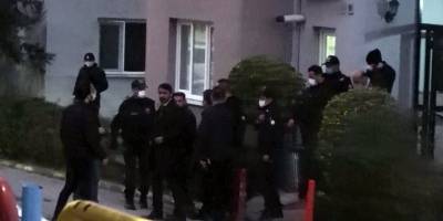 Boşanma aşamasındaki eşini ve çocuğunu rehin aldı