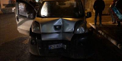 Dükkana dalan sürücü aracını bırakıp gitti