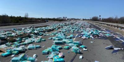 Metrelerce sürüklenen tır alev aldı, yüzlerce çocuk bezi ve deterjan yola savruldu