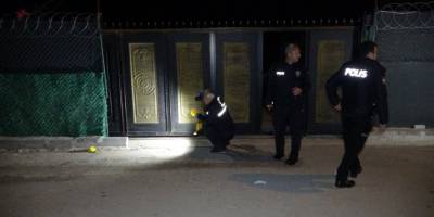 Kendisini polis olarak tanıtan restoran bekçisi 2 kişiyi silahla yaraladı