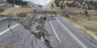 Adana’da asfalt yol çöktü