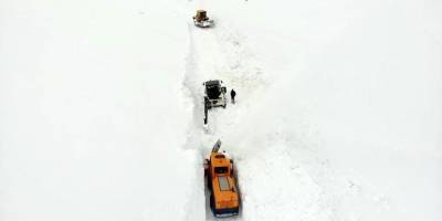 Batıda bahar, Muş’ta 8 metrelik karla mücadele