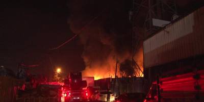 Ümraniye’de geri dönüşüm deposunda çıkan yangın elektrik direklerine sıçradı