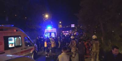 İzmir’de sıkıştırılan araç ağaca çarptı: 2 yaralı