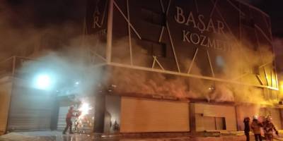 İzmir’de Gıda Çarşısında yangın paniği: 3 iş yerinde hasar meydana geldi