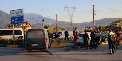 Muğla'da kamyonet ile otomobilin çarpıştığı kazada 5 kişi yaralandı