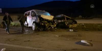 Sinop'ta otomobille minibüsün çarpıştığı kazada 2 kişi öldü, 3 kişi yaralandı