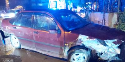 Yağmurlu yolda virajı alamayarak duvara çarptı: 5 yaralı