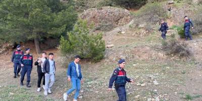 Manisa’da kayalık bölgede mahsur kalan 4 kişi kurtarıldı